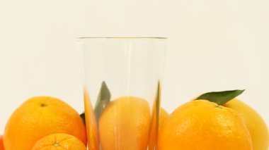 Taze portakal suyu bardağa dökülüyor. 