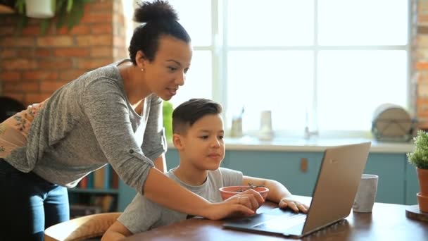 Szerető Anya Fiával Otthon Laptop Használatával — Stock videók