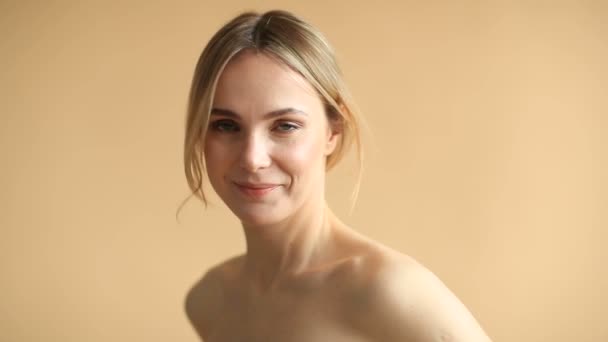 Portrét Přírodní Mladé Ženy Blond Vlasy Pózovat Kameru Béžovém Pozadí — Stock video