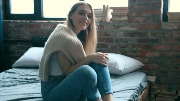 Donna Posa Sulla Macchina Fotografica Letto Casa — Video Stock