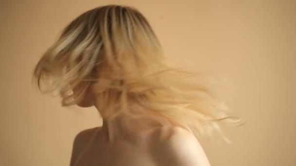 Portret Naturalnej Młodej Kobiety Blond Włosami Pozującej Przed Kamerą Beżowym — Wideo stockowe