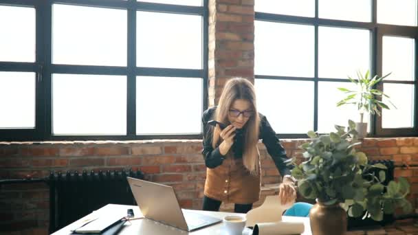 Femme Affaires Parlant Sur Smartphone Bureau — Video