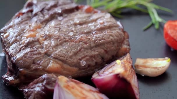 烤牛肉牛排和调味品放在盘子里 — 图库视频影像