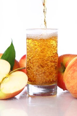 Beyaz arka planda taze ve soğuk elma suyu