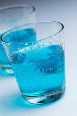 Yetişkinler içki içip eğlenmek için gece kulüplerine giderler.