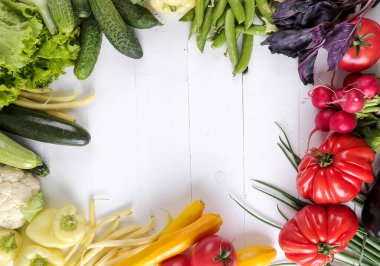 Yiyecekler. Sebzeler masada.