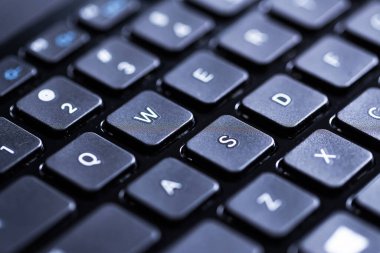 Parlak bir dizüstü bilgisayarın yakın plan resmi