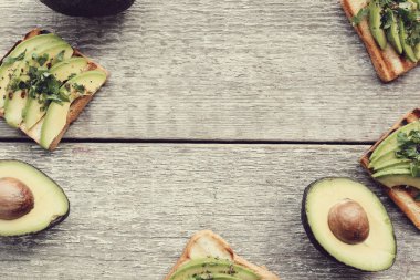 Avokado sandviçi masada.