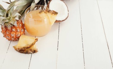 Masadaki ananas suyunu tazeliyorum.