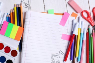 Aletler. Masadaki kırtasiye malzemesi