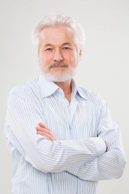 Beyaz arka plan üzerinde izole sakallı yakışıklı yaşlı adam