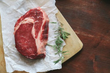 Yemek pişirme, et hazırlama. Masada çiğ biftek var.