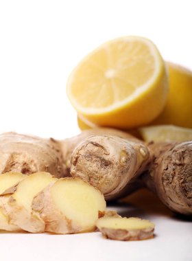 Taze zencefil kökü ve limonu kapat.