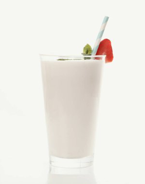 Beyaz arka planda nefis bir milkshake.