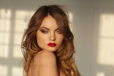 Sarışın ve kırmızı rujlu güzel bir kadın.