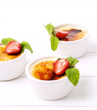 Tatlı. Masada nefis krem brulee