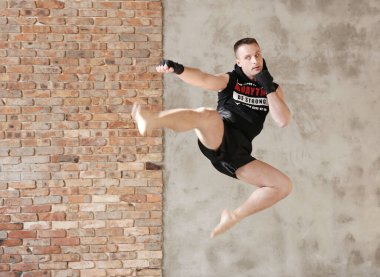 Yakışıklı adam arka planda boks antrenmanı yapıyor. 