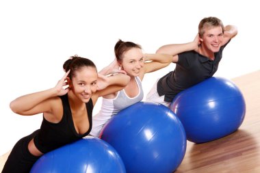 İnsanlar spor yapıyor.