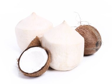 Yiyecekler. Beyaz arka planda soyulmuş hindistan cevizi