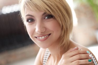 Evde kısa saçlı güzel bir kadın var.