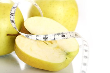 Yeşil elmaları mezura ile kapat