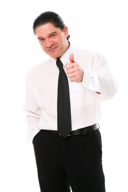 Stüdyoda beyaz arka planda poz veren orta yaşlı takım elbiseli adam.