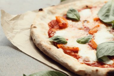 Yiyecekler. Masada pizza var.