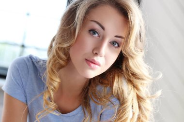 Yaşam tarzı, güneşli. Evde tatlı bir kız var.