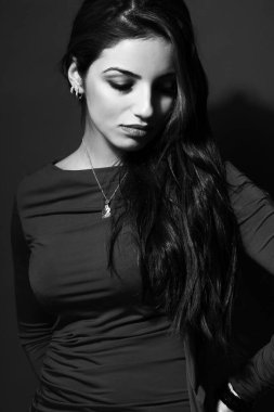 uzun saçlı esmer genç ve güzel bir portresi