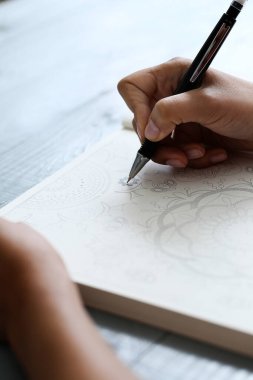 Notlar. Kalem tutan kadın