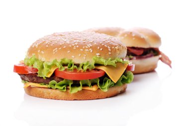 Beyaz arka planda büyük ve lezzetli hamburgerler