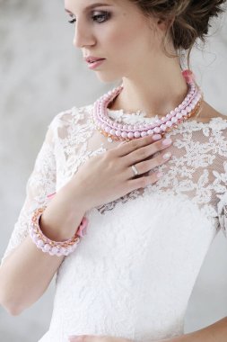 Gelinlik içinde güzel gelin