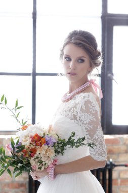 Gelinlik içinde güzel gelin