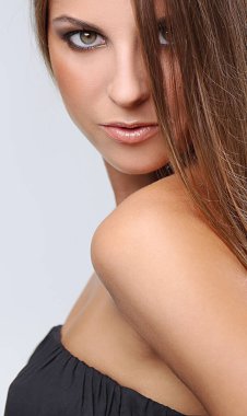 Makyajlı siyah elbiseli güzel bir kızın portresi.