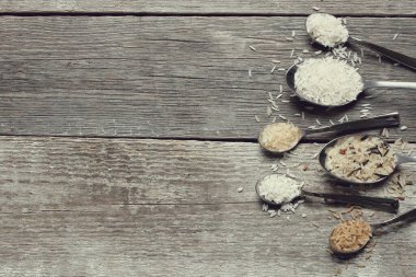 Kaşıklar içinde çeşitli pirinç türleri