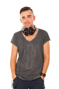 Beyaz bir arka plan üzerinde kulaklık ile yakışıklı bir adam portresi