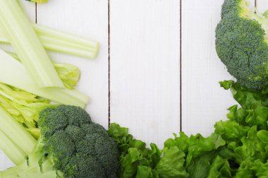 Masada sağlıklı sebzeler var.