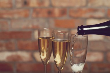 Alkolik içki. Partide şampanya dökülüyor.