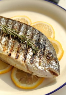 Yemek, akşam yemeği. Lezzetli kızarmış balık.