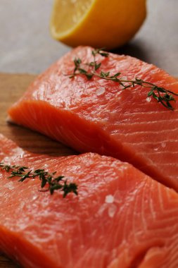 Masada çiğ somon var.