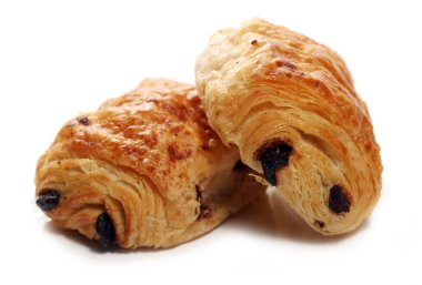 Beyaz arka planda kuru üzümlü taze ve lezzetli çörekler.