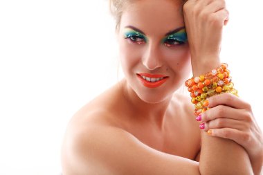 Stüdyoda sanatsal makyajlı güzel bir genç kadın.