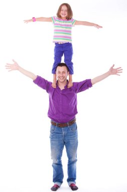 genç Baba kızını omuzlar beyaz arka plan üzerinde tutuyor