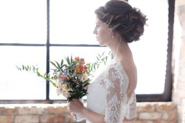 Gelinlik içinde güzel gelin