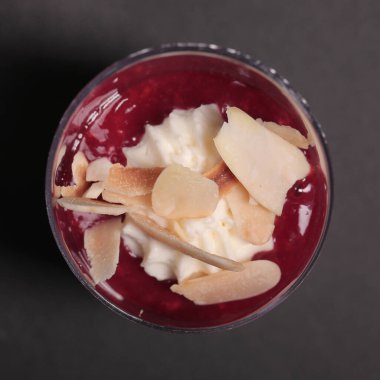 Aperatif. Bardaktaki lezzetli tatlı.