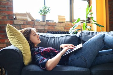 Çalışma ve eğitim. Dizüstü bilgisayar ile kız ev ödevi yok