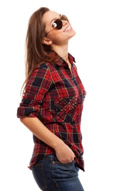 Kare gömlekli ve güneş gözlüklü çekici bir kadın.