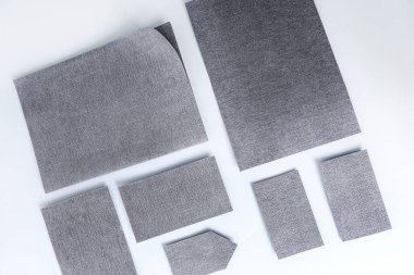 Beyaz arkaplanda kağıt kartları