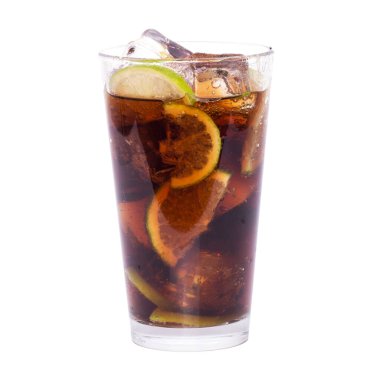 Beyaz arka planda bir bardak çay.