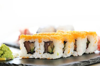 Yiyecekler. Masada lezzetli suşi var.